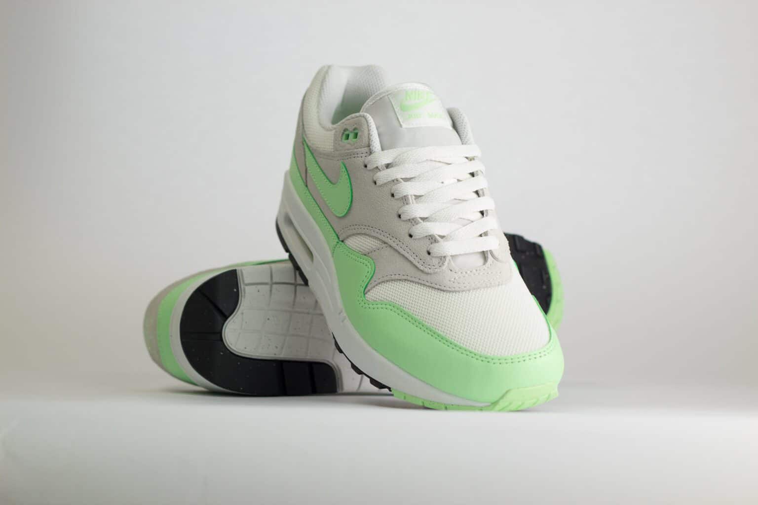 Nike Air Max 1 Essential Vapor Green – Wit/Groen – Heren/Dames/Uniseks Sneakers – Leer/Mesh - FZ5808-107 – Voorkant