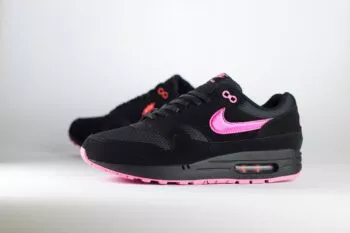 Nike Air Max 1 PRM Valentine’s Day Black– Zwart/Roze/Rood – Heren/Dames/Uniseks Sneakers – Nubuck/Mesh - HV2301-001 – Zijkant