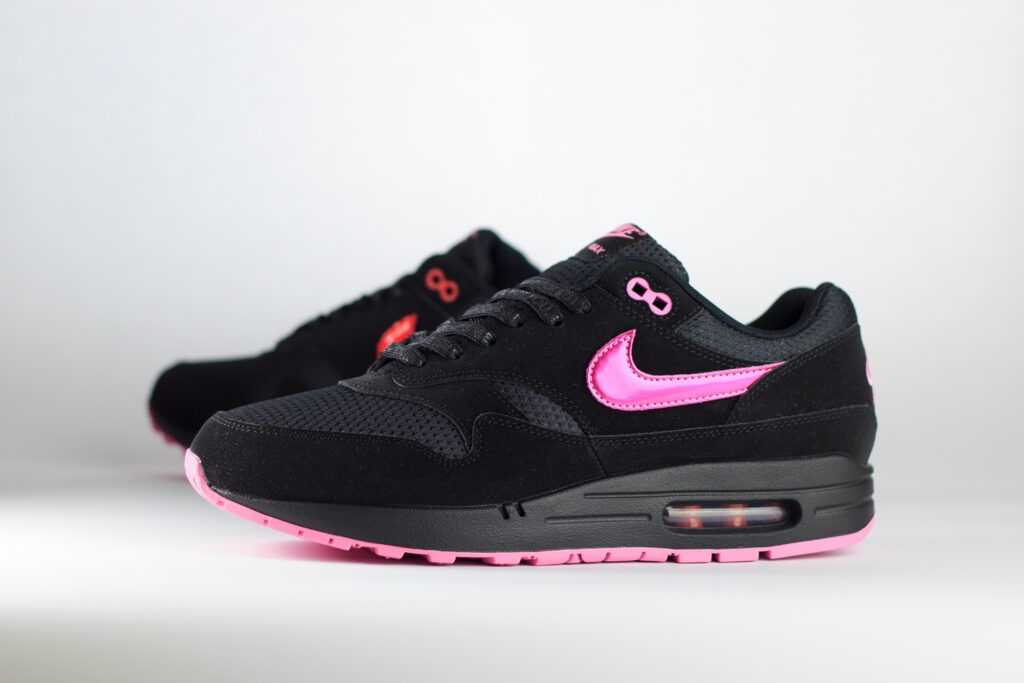 Nike Air Max 1 PRM Valentine’s Day Black - Zwart/Roze/Rood - Heren/Dames/uniseks Sneakers - Synthetisch leer/Mesh - HV2302-001 - Zijkant