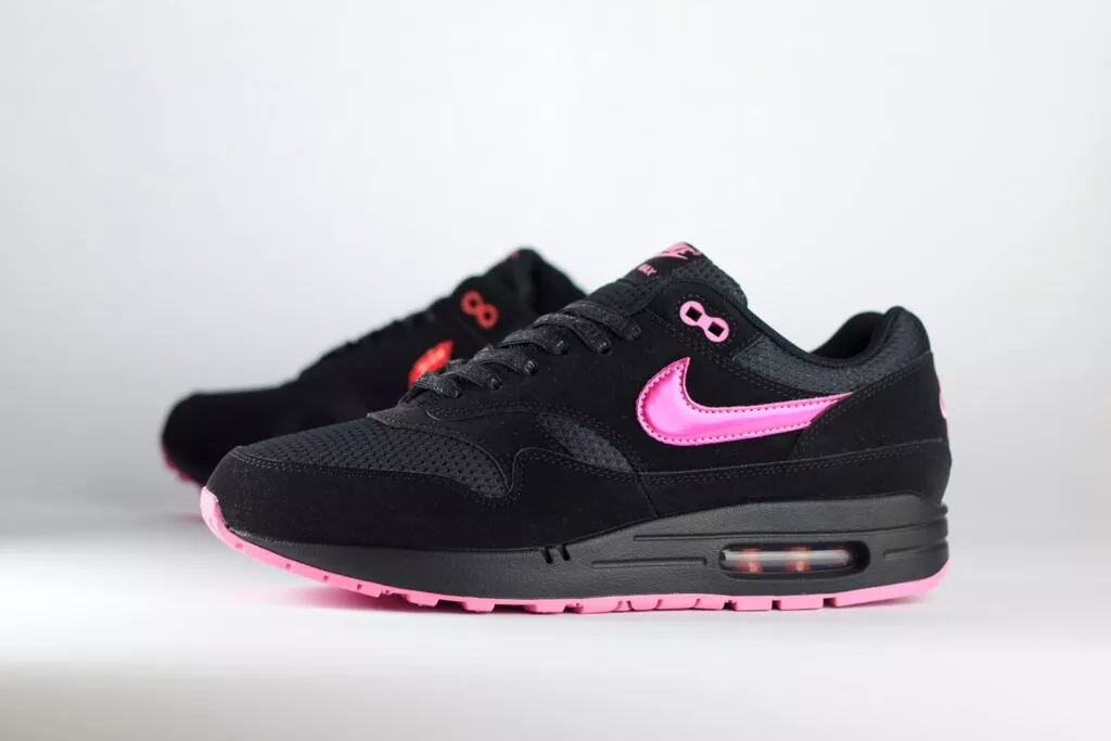Nike Air Max 1 PRM Valentine’s Day Black - Zwart/Roze/Rood - Heren/Dames/uniseks Sneakers - Synthetisch leer/Mesh - HV2302-001 - Zijkant