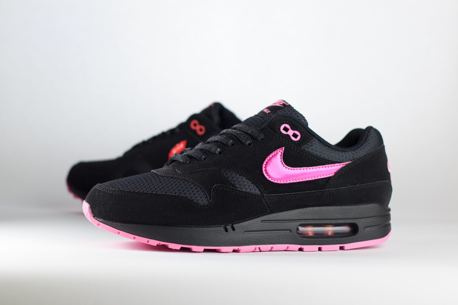 Nike Air Max 1 PRM Valentine’s Day Black - Zwart/Roze/Rood - Heren/Dames/uniseks Sneakers - Synthetisch leer/Mesh - HV2302-001 - Zijkant