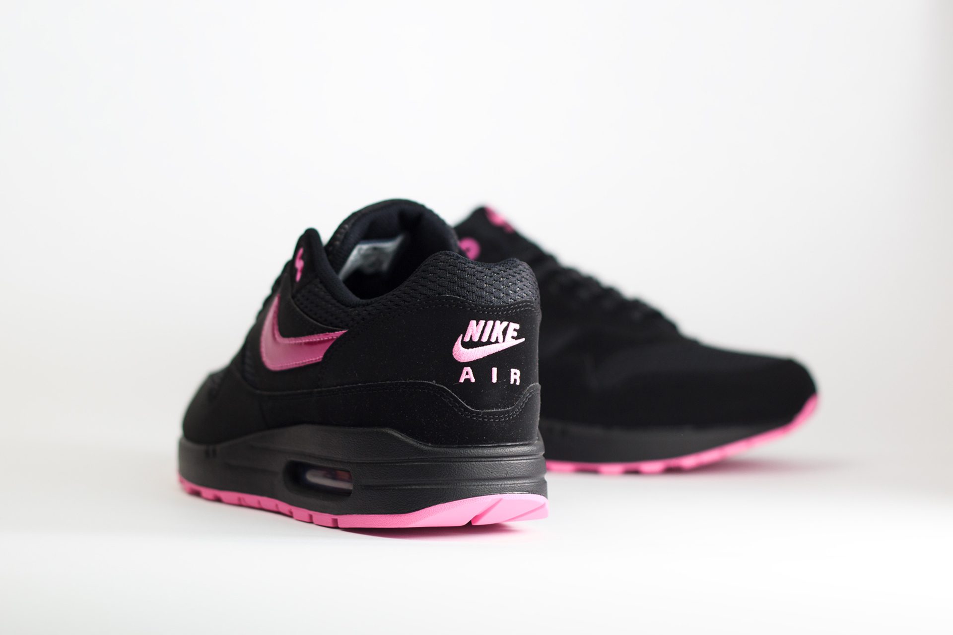 Nike Air Max 1 PRM Valentine’s Day Black - Zwart/Roze/Rood - Heren/Dames/uniseks Sneakers - Synthetisch leer/Mesh - HV2302-001 - Achterkant