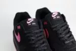 Nike Air Max 1 PRM Valentine’s Day Black– Zwart/Roze/Rood – Heren/Dames/Uniseks Sneakers – Nubuck/Mesh - HV2301-001 – Bovenkant