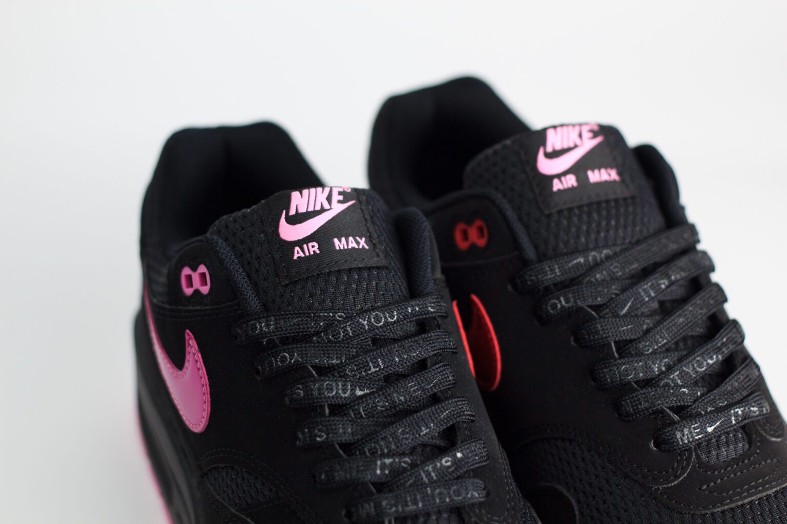 Nike Air Max 1 PRM Valentine’s Day Black– Zwart/Roze/Rood – Heren/Dames/Uniseks Sneakers – Nubuck/Mesh - HV2301-001 – Bovenkant