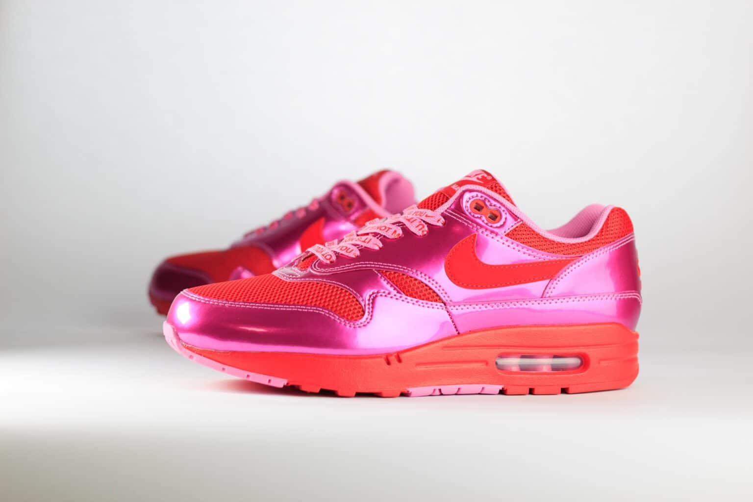 Nike Air Max 1 PRM Valentine’s Day Playful Pink – Roze/Rood – Heren/Dames/Uniseks Sneakers – LakLeer/Mesh - HV2301-600 – Zijkant