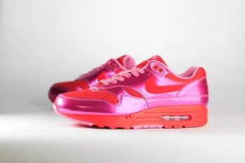 Nike Air Max 1 PRM Valentine’s Day Playful Pink – Roze/Rood – Heren/Dames/Uniseks Sneakers – LakLeer/Mesh - HV2301-600 – Zijkant