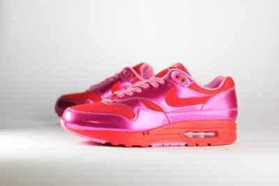 Nike Air Max 1 PRM Valentine’s Day Playful Pink – Roze/Rood – Heren/Dames/Uniseks Sneakers – LakLeer/Mesh - HV2301-600 – Zijkant