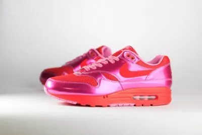 Nike Air Max 1 PRM Valentine’s Day Playful Pink – Roze/Rood – Heren/Dames/Uniseks Sneakers – LakLeer/Mesh - HV2301-600 – Zijkant