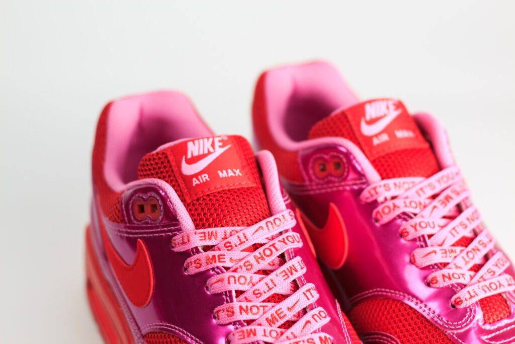 Nike Air Max 1 PRM Valentine’s Day Playful Pink – Roze/Rood – Heren/Dames/Uniseks Sneakers – LakLeer/Mesh - HV2301-600 – Bovenkant