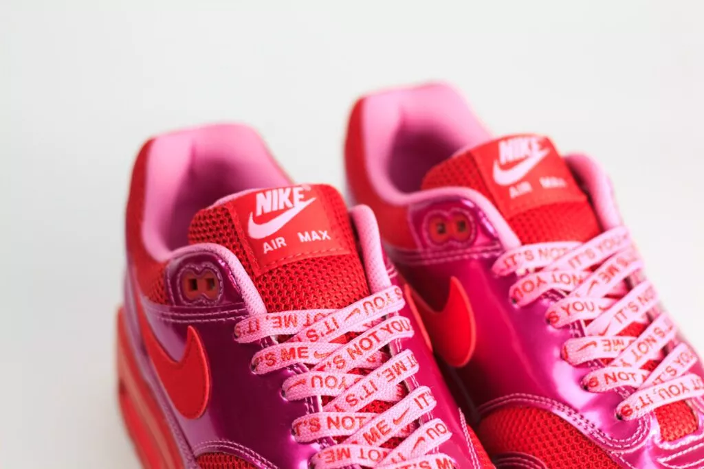 Nike Air Max 1 PRM Valentine’s Day Playful Pink – Roze/Rood – Heren/Dames/Uniseks Sneakers – LakLeer/Mesh - HV2301-600 – Bovenkant