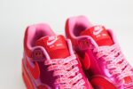 Nike Air Max 1 PRM Valentine’s Day Playful Pink – Roze/Rood – Heren/Dames/Uniseks Sneakers – LakLeer/Mesh - HV2301-600 – Bovenkant