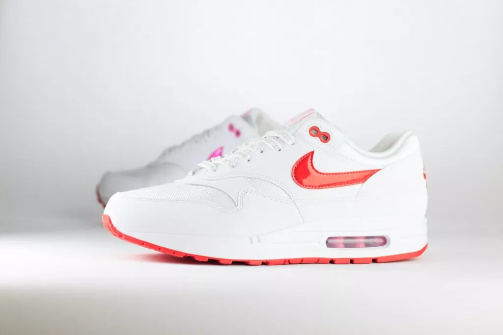 Nike Air Max 1 PRM Valentine’s Day White– Wit/Rood – Heren/Dames/Uniseks Sneakers – Synthetischleer/Mesh - HV2301-100 – Zijkant