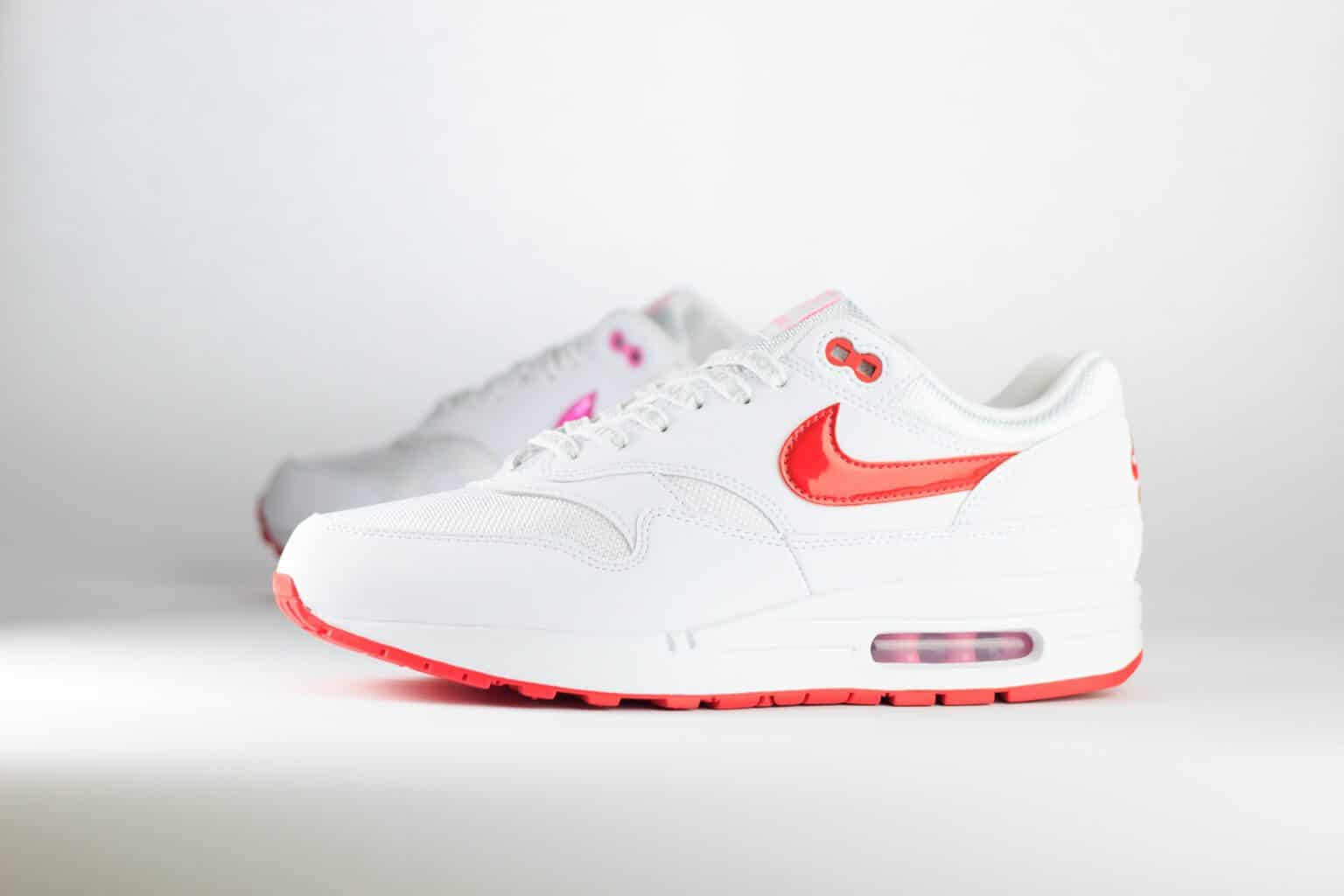 Nike Air Max 1 PRM Valentine’s Day White– Wit/Rood – Heren/Dames/Uniseks Sneakers – Synthetischleer/Mesh - HV2301-100 – Zijkant