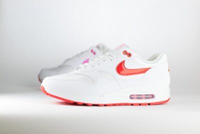 Nike Air Max 1 PRM Valentine’s Day White– Wit/Rood – Heren/Dames/Uniseks Sneakers – Synthetischleer/Mesh - HV2301-100 – Zijkant