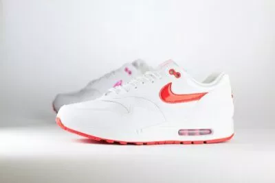 Nike Air Max 1 PRM Valentine’s Day White– Wit/Rood – Heren/Dames/Uniseks Sneakers – Synthetischleer/Mesh - HV2301-100 – Zijkant