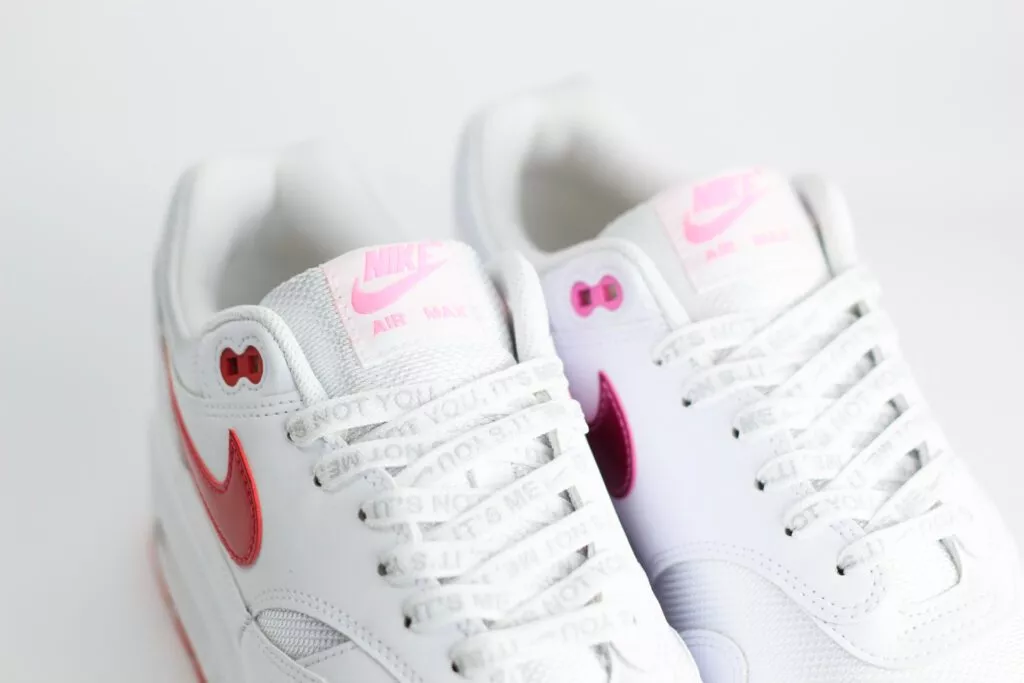Nike Air Max 1 PRM Valentine’s Day White– Wit/Rood – Heren/Dames/Uniseks Sneakers – Synthetischleer/Mesh - HV2301-100 – Zijkant