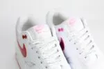 Nike Air Max 1 PRM Valentine’s Day White– Wit/Rood – Heren/Dames/Uniseks Sneakers – Synthetischleer/Mesh - HV2301-100 – Zijkant