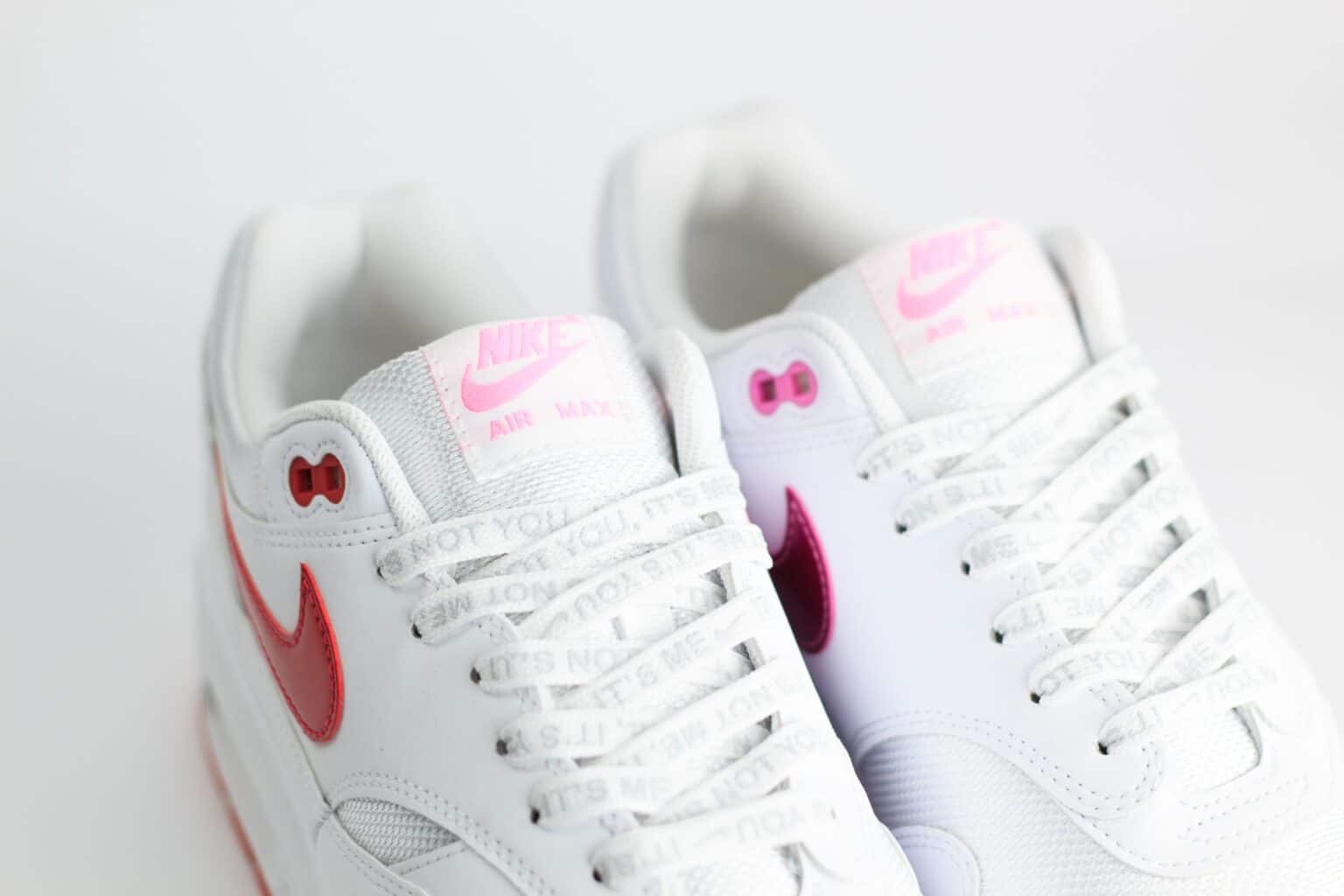 Nike Air Max 1 PRM Valentine’s Day White– Wit/Rood – Heren/Dames/Uniseks Sneakers – Synthetischleer/Mesh - HV2301-100 – Zijkant