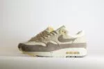 Nike Air Max 1 Premium Cave Stone – Beige/Grijs – Heren/Dames/Uniseks Sneakers – Leer/Suede - IB6390-001 – Zijkant