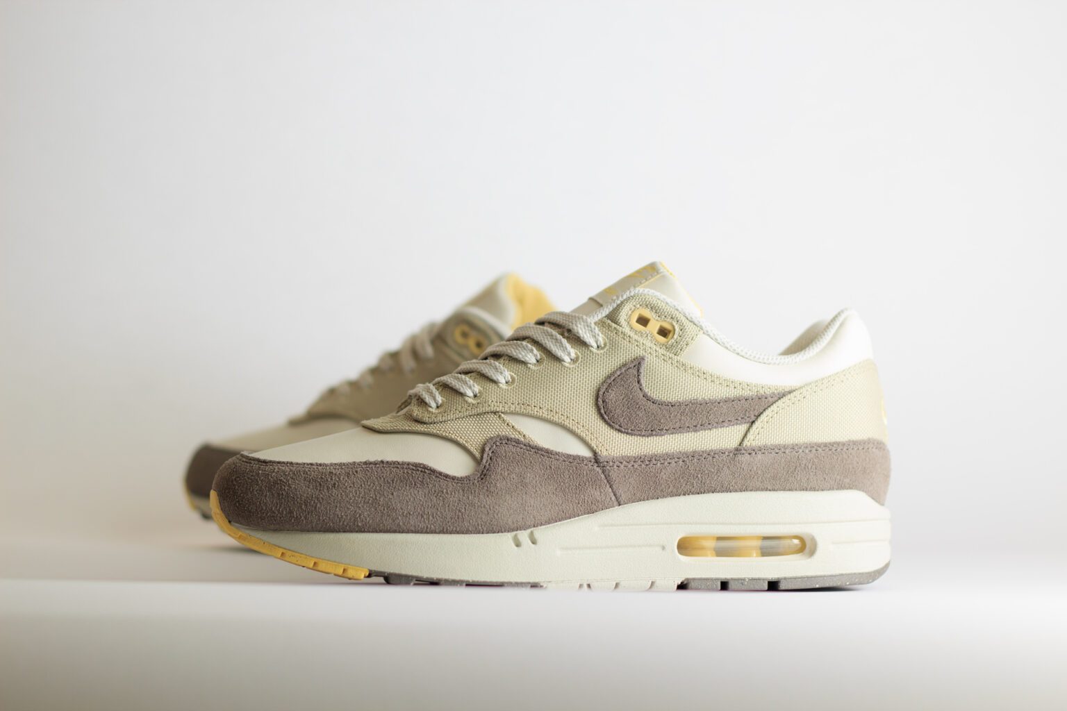 Nike Air Max 1 Premium Cave Stone – Beige/Grijs – Heren/Dames/Uniseks Sneakers – Leer/Suede - IB6390-001 – Zijkant