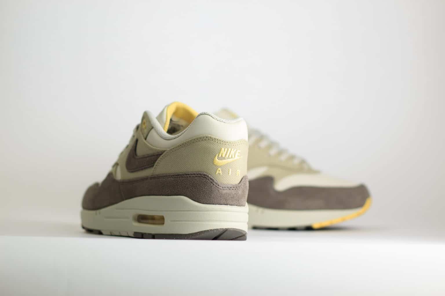 Nike Air Max 1 Premium Cave Stone – Beige/Grijs – Heren/Dames/Uniseks Sneakers – Leer/Suede - IB6390-001 – Achterkant