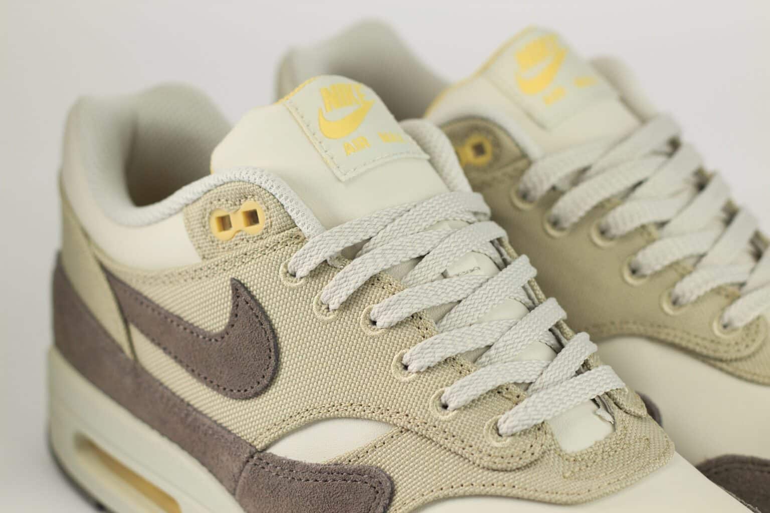 Nike Air Max 1 Premium Cave Stone – Beige/Grijs – Heren/Dames/Uniseks Sneakers – Leer/Suede - IB6390-001 – Bovenkant