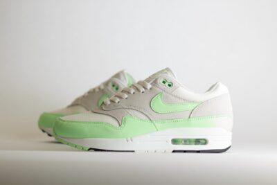 Nike Air Max 1 Essential Vapor Green – Wit/Groen – Heren/Dames/Uniseks Sneakers – Leer/Mesh - FZ5808-107 – Zijkant