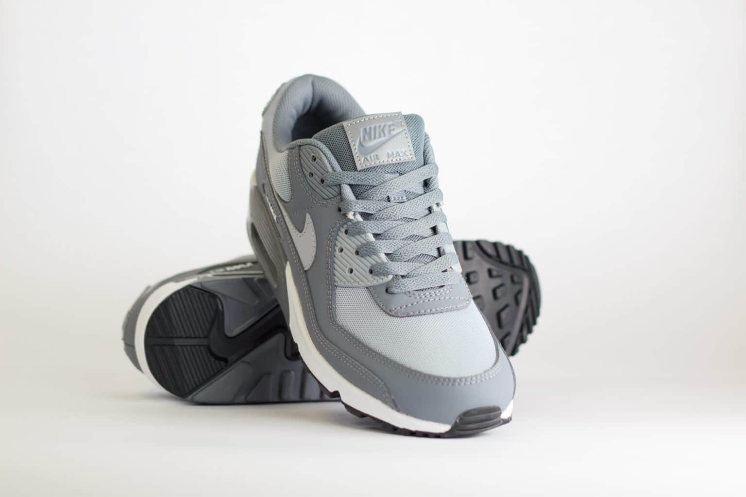 Nike Air Max 90 Cool Grey – Grijs/Wit – Heren/Dames/Unisex Sneakers - Leer/Mesh - HM0625-002 - Voorkant