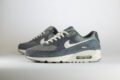 Nike Air Max 90 Premium Iron Grey – Grijs/Wit – Heren/Dames/Uniseks Sneakers – Suede/Mesh -HJ3989-001 – Zijkant