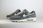 Nike Air Max 90 Premium Iron Grey – Grijs/Wit – Heren/Dames/Uniseks Sneakers – Suede/Mesh -HJ3989-001 – Zijkant