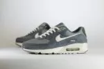 Nike Air Max 90 Premium Iron Grey – Grijs/Wit – Heren/Dames/Uniseks Sneakers – Suede/Mesh -HJ3989-001 – Zijkant