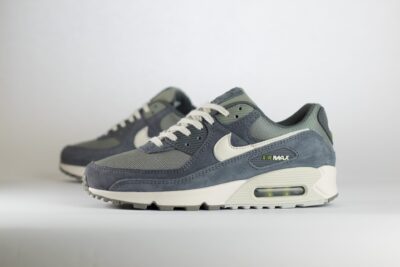 Nike Air Max 90 Premium Iron Grey – Grijs/Wit – Heren/Dames/Uniseks Sneakers – Suede/Mesh -HJ3989-001 – Zijkant