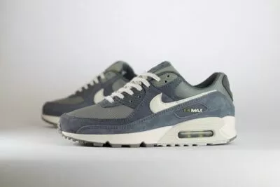 Nike Air Max 90 Premium Iron Grey – Grijs/Wit – Heren/Dames/Uniseks Sneakers – Suede/Mesh -HJ3989-001 – Zijkant