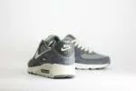 Nike Air Max 90 Premium Iron Grey – Grijs/Wit – Heren/Dames/Uniseks Sneakers – Suede/Mesh -HJ3989-001 – Achterkant