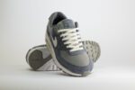 Nike Air Max 90 Premium Iron Grey – Grijs/Wit – Heren/Dames/Uniseks Sneakers – Suede/Mesh -HJ3989-001 – Voorkant