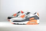 Nike Air Max 90 Safety Orange - Oranje/Zwart/Grijs/Wit Heren/Dames/Unisex Sneakers - Mesh/suède - DM0029-108 - Zijkant