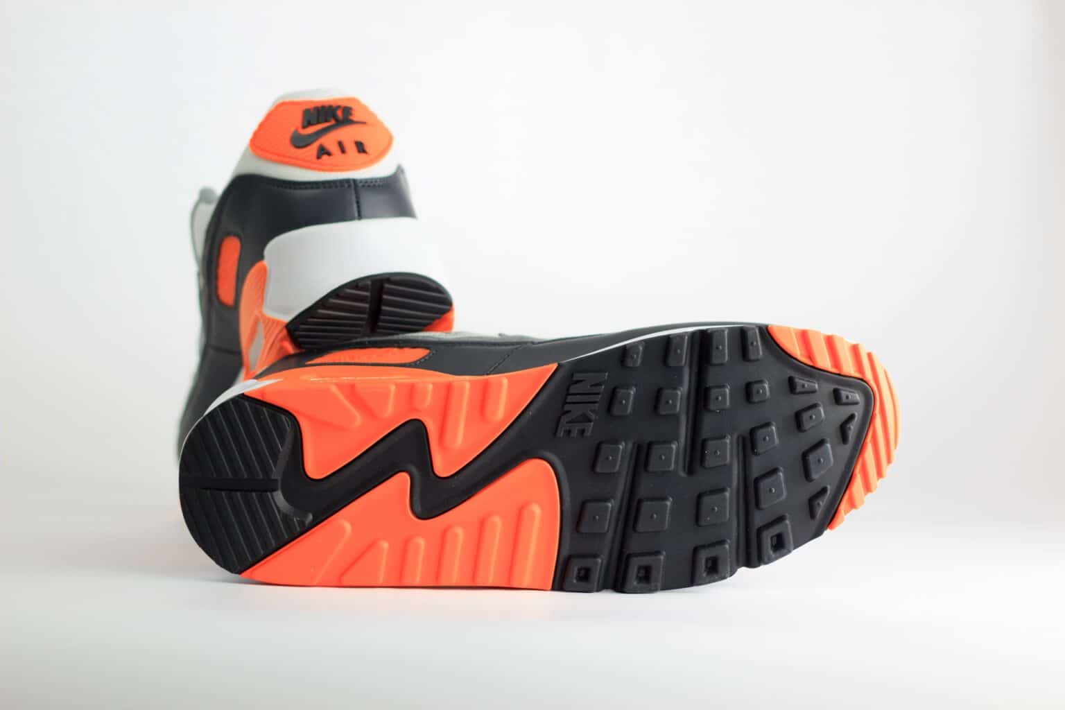 Nike Air Max 90 Safety Orange - Oranje/Zwart/Grijs/Wit Heren/Dames/Unisex Sneakers - Mesh/suède - DM0029-108 - Onderkant