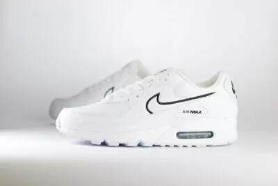 Nike Air Max 90 White Black Outlined Swoosh – Wit/Zwart – Heren/Dames/Unisex Sneakers - Leer/Mesh - HF3835-100 - Zijkant