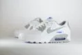 Nike Air Max 90 White Race Blue Light Smoke Grey – Wit/Blauw – Heren/Dames/Uniseks Sneakers – Leer/Mesh -HM0705-100 – Zijkant
