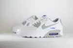 Nike Air Max 90 White Race Blue Light Smoke Grey – Wit/Blauw – Heren/Dames/Uniseks Sneakers – Leer/Mesh -HM0705-100 – Zijkant