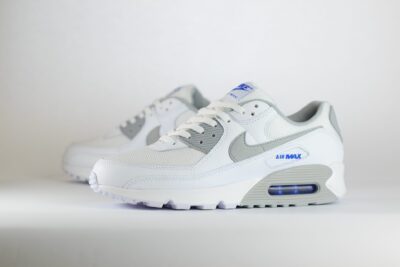 Nike Air Max 90 White Race Blue Light Smoke Grey – Wit/Blauw – Heren/Dames/Uniseks Sneakers – Leer/Mesh -HM0705-100 – Zijkant