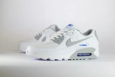 Nike Air Max 90 White Race Blue Light Smoke Grey – Wit/Blauw – Heren/Dames/Uniseks Sneakers – Leer/Mesh -HM0705-100 – Zijkant