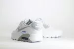Nike Air Max 90 White Race Blue Light Smoke Grey – Wit/Blauw – Heren/Dames/Uniseks Sneakers – Leer/Mesh -HM0705-100 – Achterkant