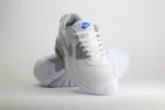 Nike Air Max 90 White Race Blue Light Smoke Grey – Wit/Blauw – Heren/Dames/Uniseks Sneakers – Leer/Mesh -HM0705-100 – Voorkant