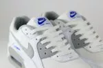 Nike Air Max 90 White Race Blue Light Smoke Grey – Wit/Blauw – Heren/Dames/Uniseks Sneakers – Leer/Mesh -HM0705-100 – Bovenkant