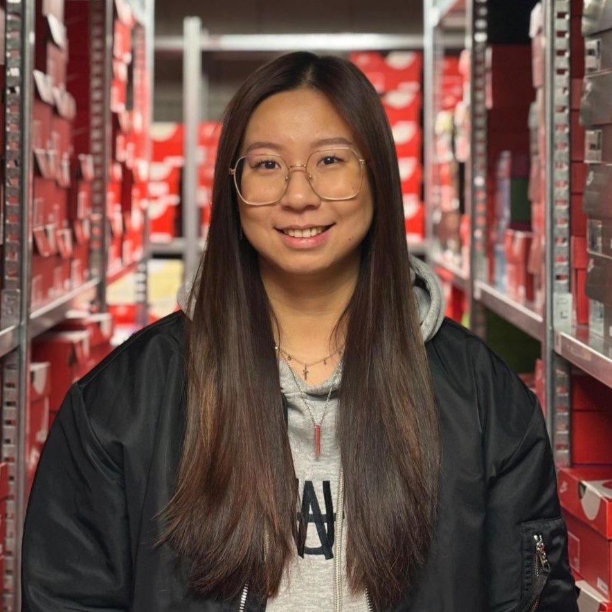Michelle Chow portret in magazijn met sneakers