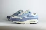 Nike Air Max 1 '87 Light Armory Blue Ashen Slate (W) – Blauw/Wit – Heren/Dames/Uniseks Sneakers – Vilt/Mesh - HF1194-102 – Zijkant