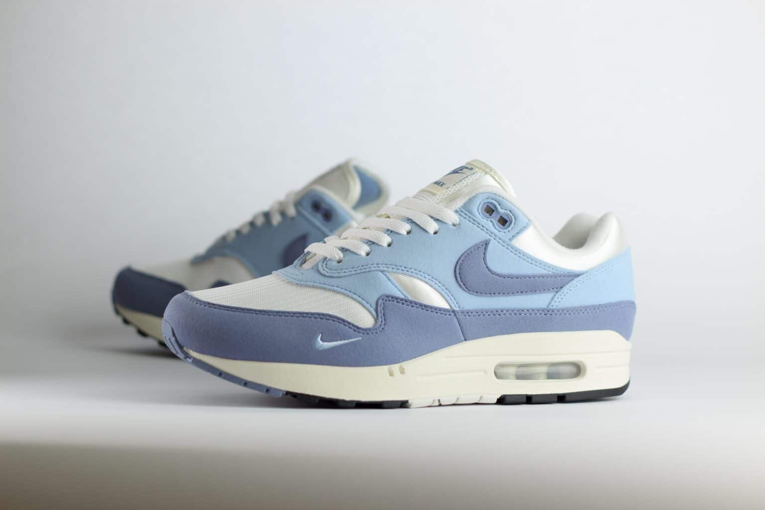 Nike Air Max 1 '87 Light Armory Blue Ashen Slate (W) – Blauw/Wit – Heren/Dames/Uniseks Sneakers – Vilt/Mesh - HF1194-102 – Zijkant