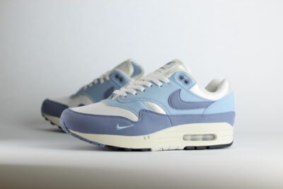 Nike Air Max 1 '87 Light Armory Blue Ashen Slate (W) – Blauw/Wit – Heren/Dames/Uniseks Sneakers – Vilt/Mesh - HF1194-102 – Zijkant