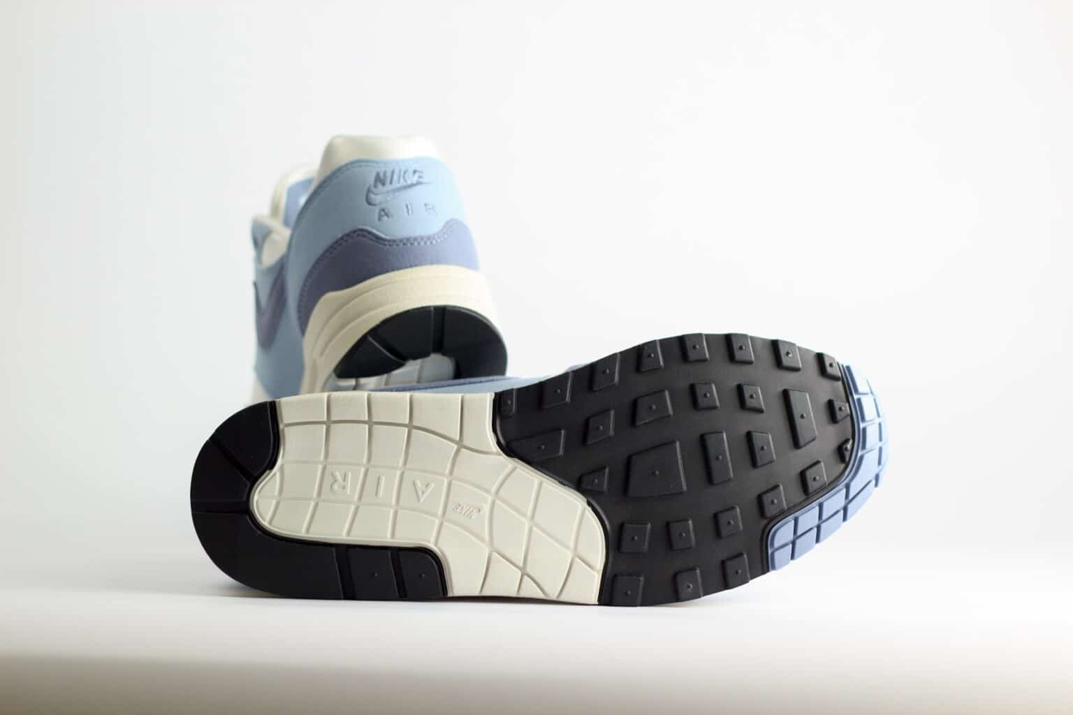 Nike Air Max 1 '87 Light Armory Blue Ashen Slate (W) – Blauw/Wit – Heren/Dames/Uniseks Sneakers – Vilt/Mesh - HF1194-102 – Onderkant
